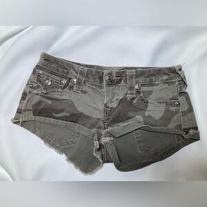 Y2K True Religion Camo Low Rise Horseshoe Flap Pocket Cutoff Shorts Sz 26